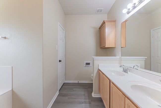 Building Photo - 5001 Bridgewood Dr