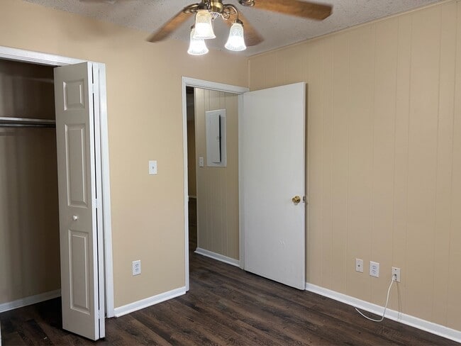 Building Photo - 2346 Horne Ave