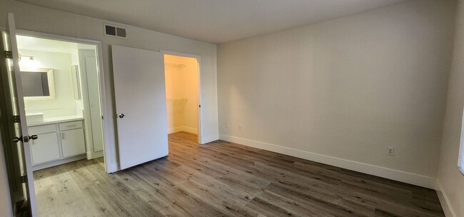 Building Photo - Silverado Ranch Condo!