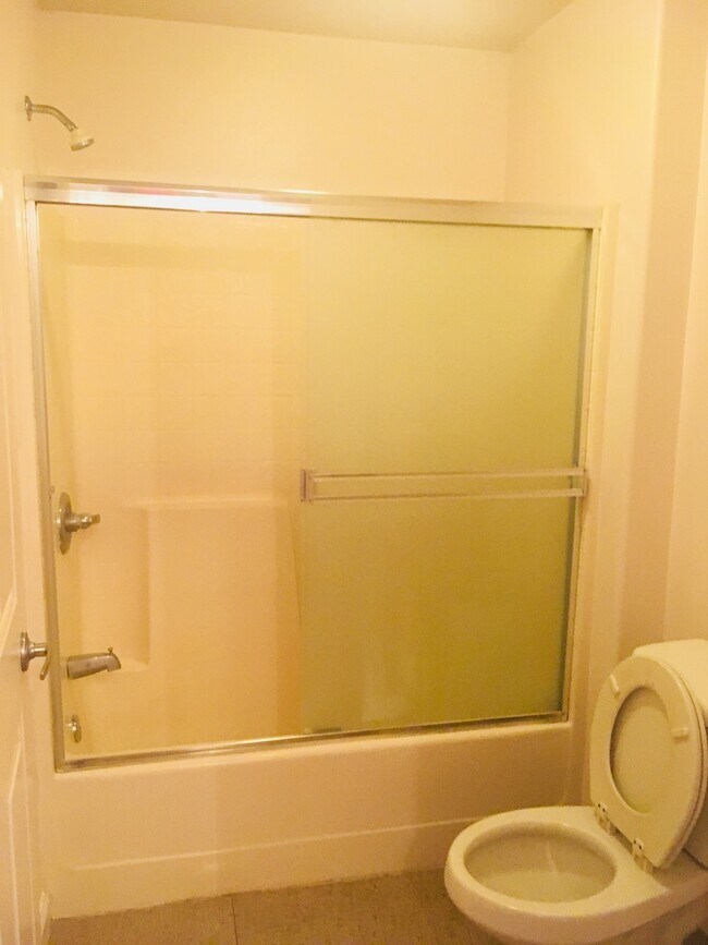 Building Photo - Spacious Apartment!!!