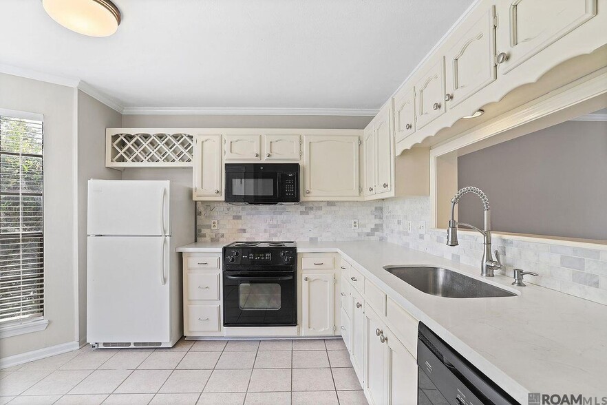 Building Photo - 9849 Siegen Ln