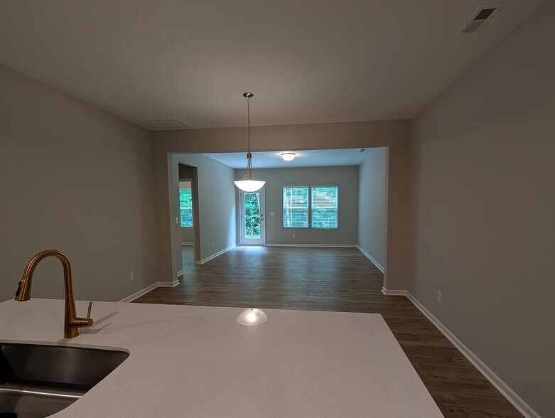 Building Photo - Room in Townhome on Reeves St