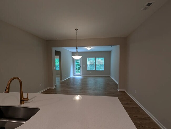 Building Photo - Room in Townhome on Reeves St