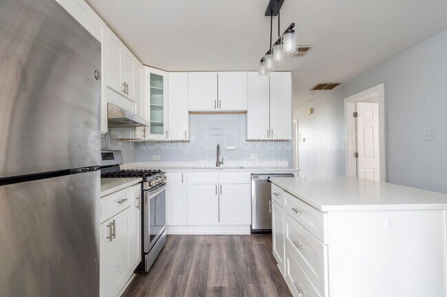 Building Photo - 2928 N Ridgeway Ave