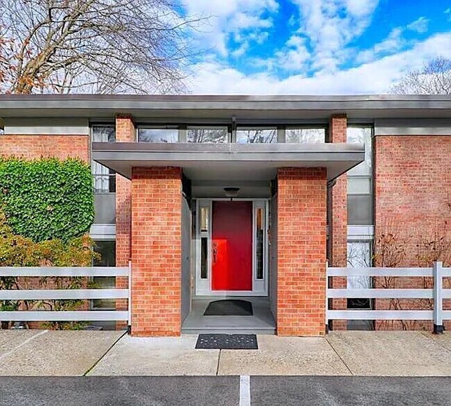 Building Photo - 160 Fairfield Woods Rd