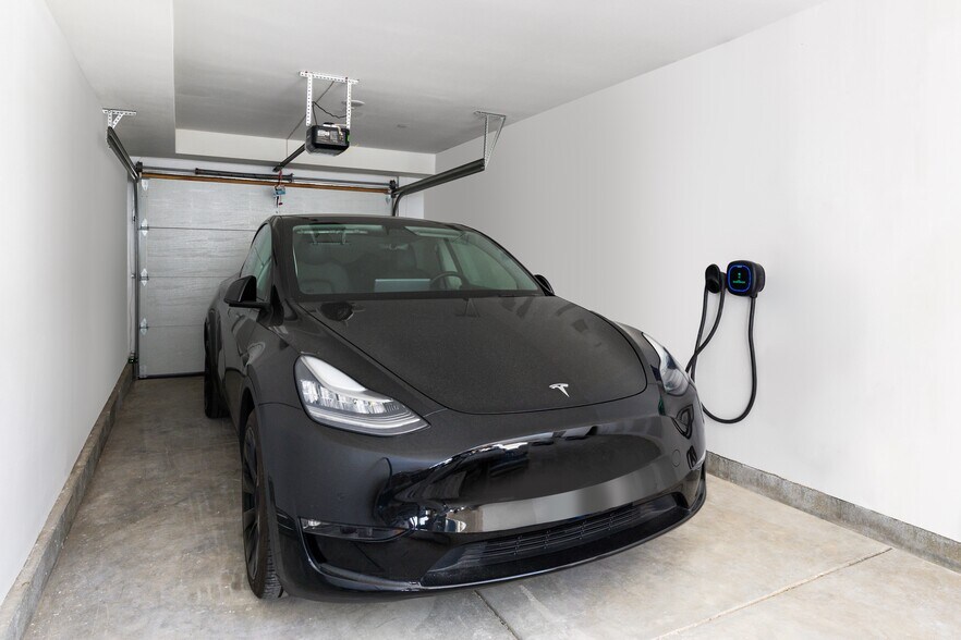 Building Photo - 1416 S Orange Dr