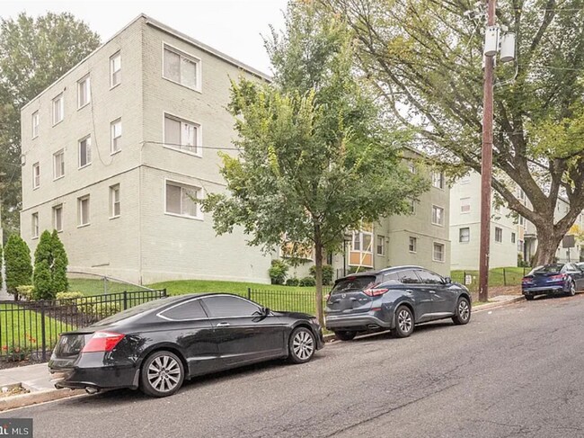 Building Photo - Amazing 2 bedroom/ 1 Bathroom unit with plenty natural light