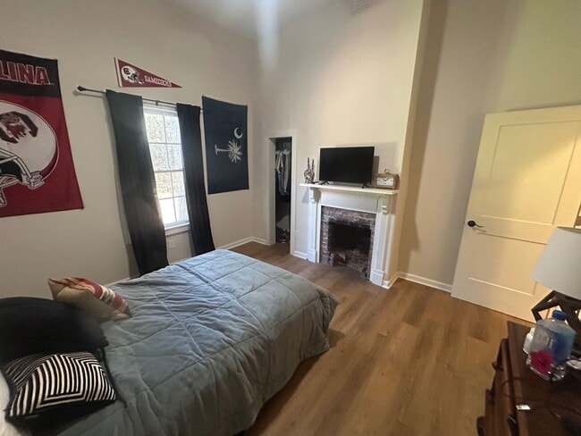 Building Photo - 827 Silver St