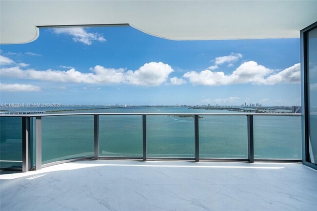 Building Photo - 700 NE 24th St