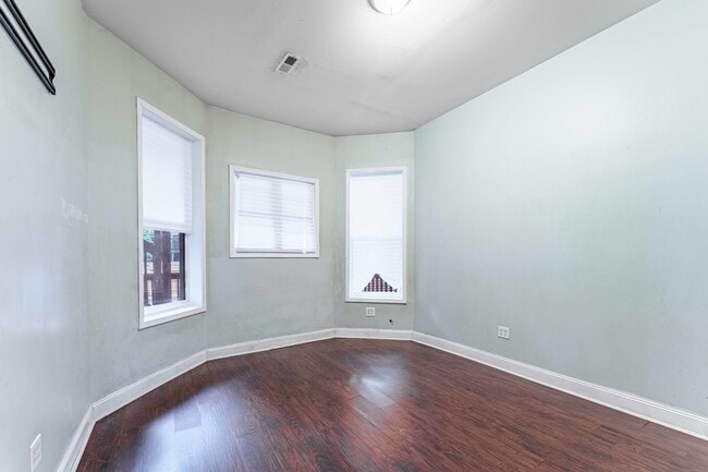 Building Photo - 1529 S Homan Ave