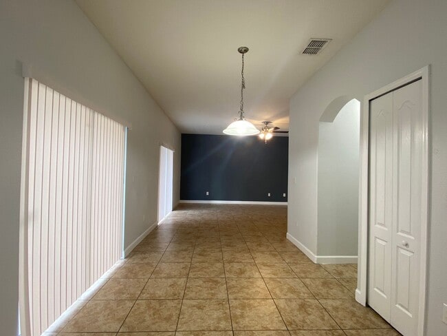 Building Photo - Spacious Waterfront 4BD/2.5BA Single Family Home in Orlando FL!