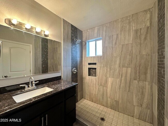 Building Photo - 1802 E Hubbell St