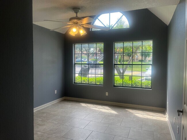 Building Photo - 315 Lakepointe Dr