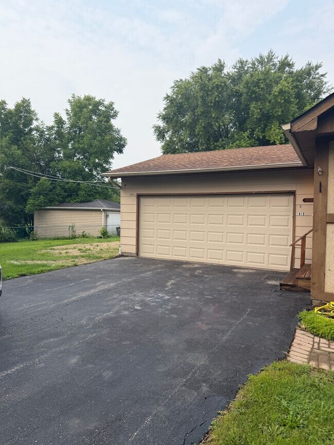 Building Photo - 1811 Hazelwood Dr