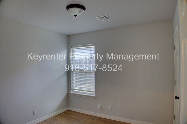 Building Photo - Coming Soon! 3 bed/2 bath!