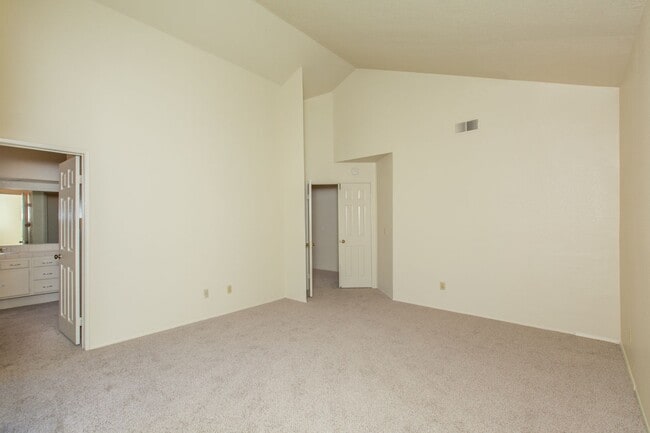Building Photo - Highly Desirable 3 bedroom / 3 bath Cul-de...