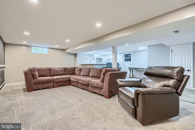 Building Photo - 520 White Oak Dr