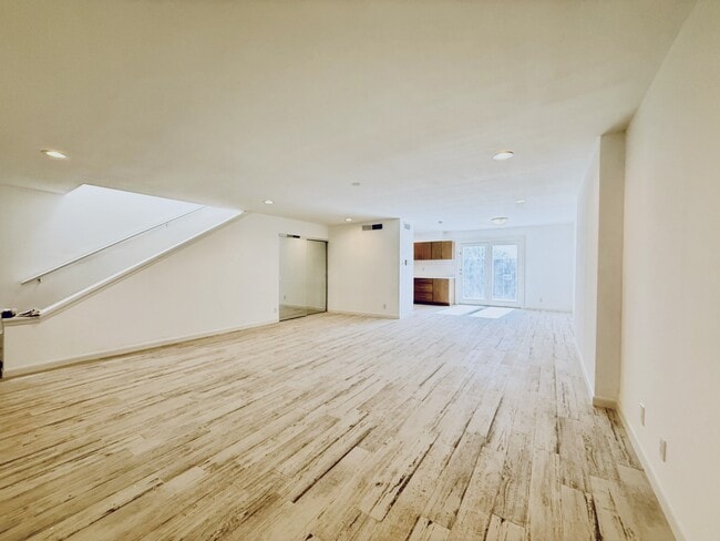 Building Photo - 500 Thunderbird Dr