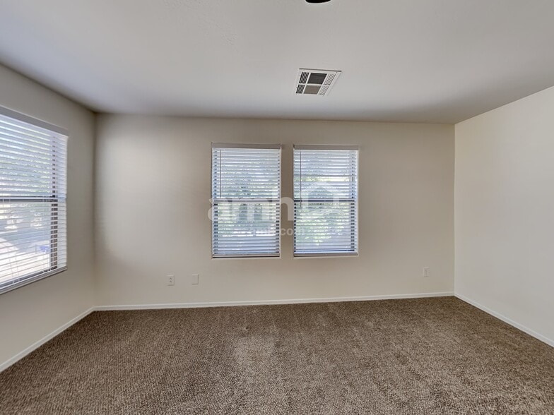 Building Photo - 3542 E Terrace Ave