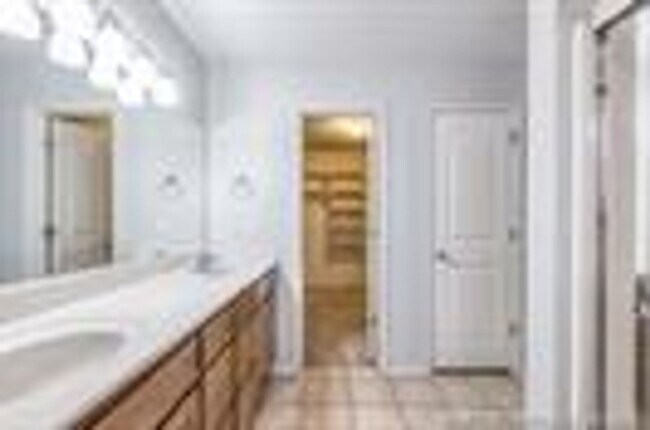 Building Photo - Well maintained home in a great location w...