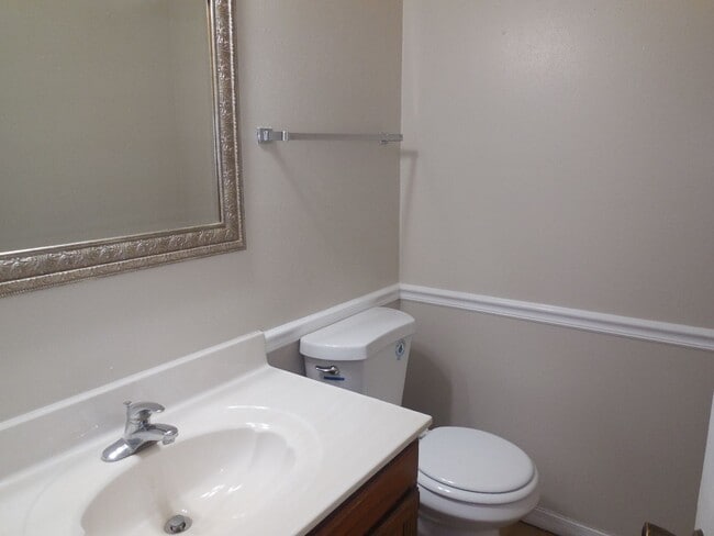Building Photo - 2 Bedroom 1.5 Bath Townhouse with Fireplac...