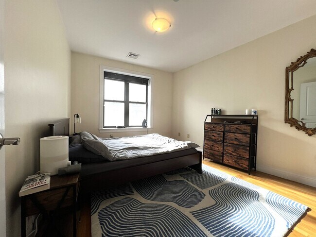 Building Photo - 42 Beach St