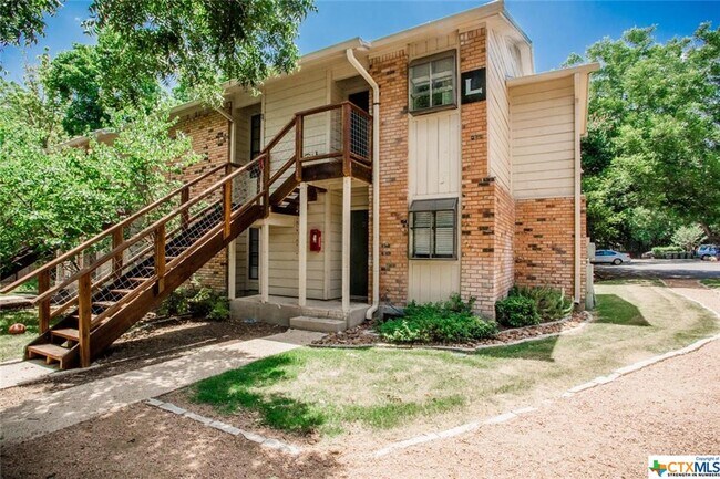 Building Photo - 421 W San Antonio St