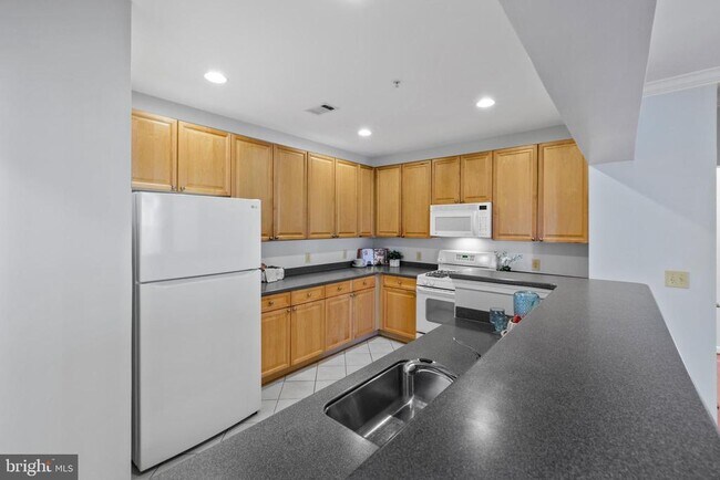 Building Photo - 4950 Brenman Park Dr