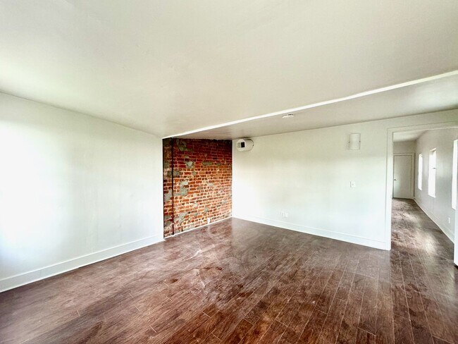 Building Photo - 2233 Victor St