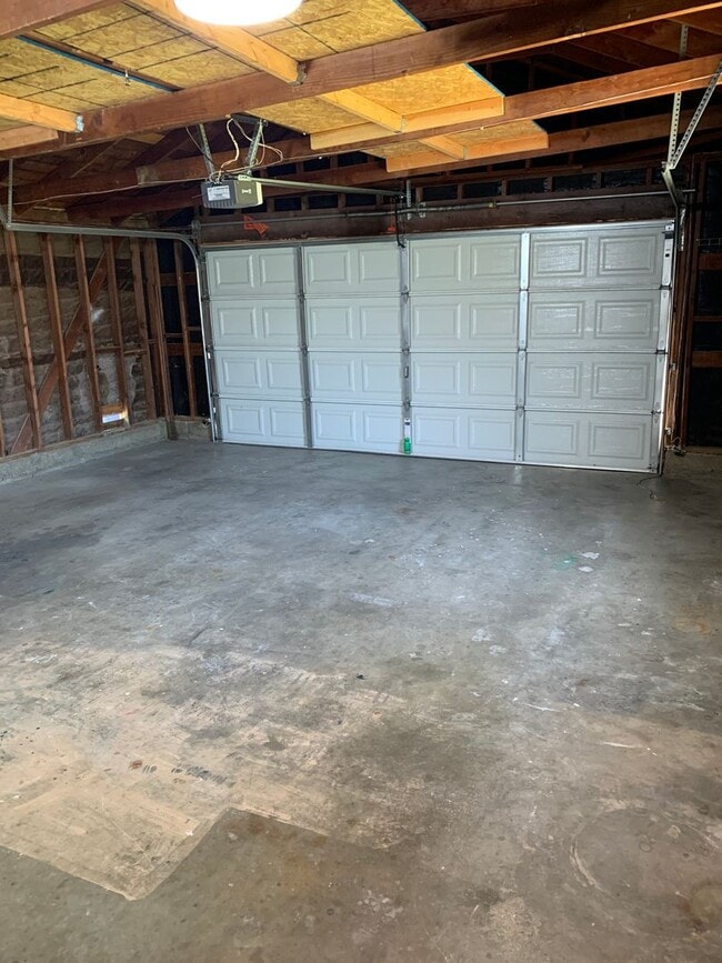 Building Photo - Great Neighborhood, 3 Bedroom Home for Rent