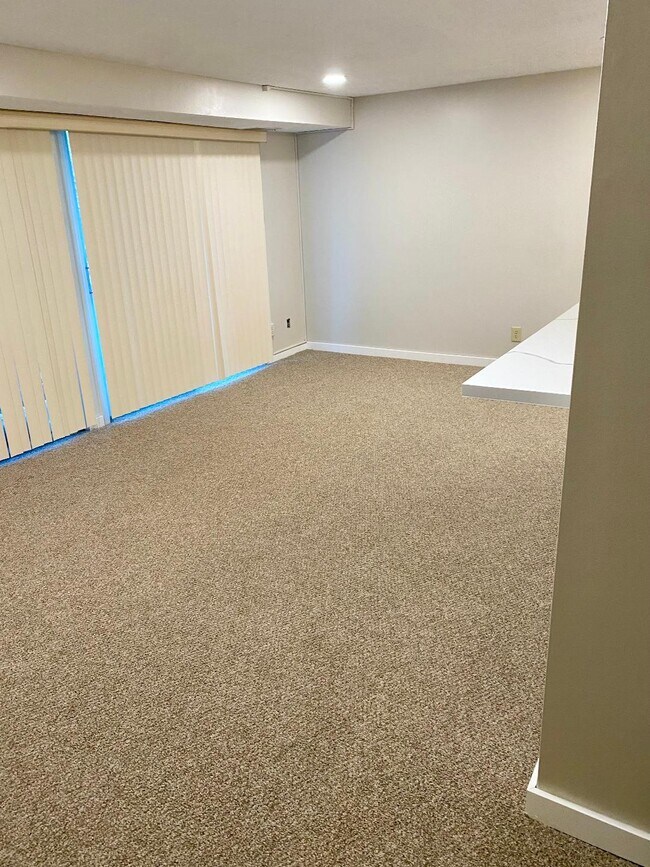 Building Photo - 6 Sequoia Ct