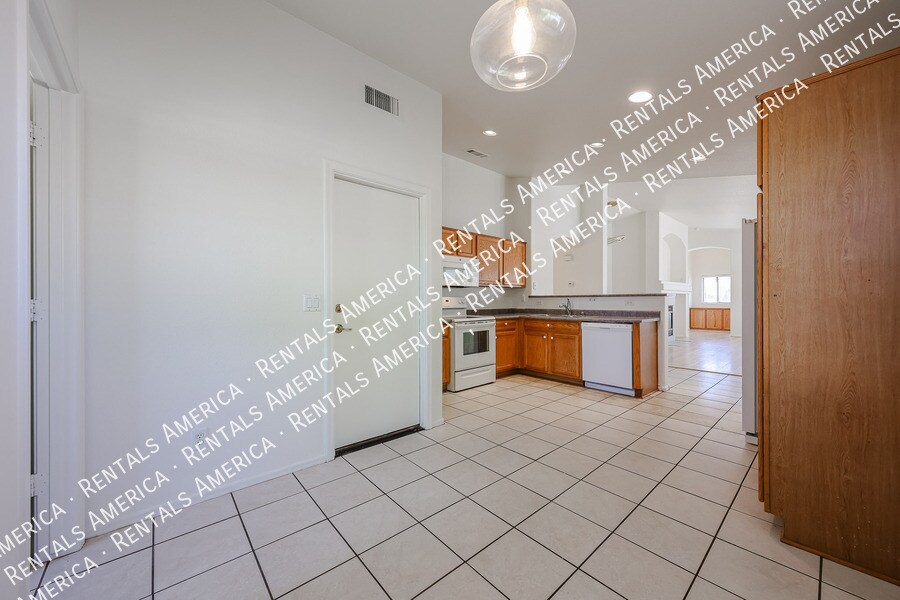 Building Photo - 17463 W Rock Wren Ct