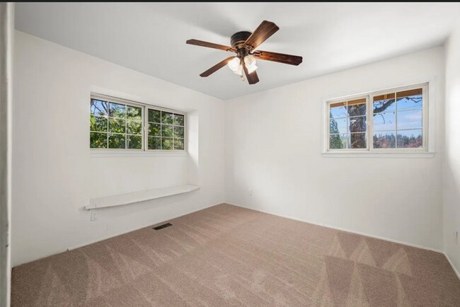 Building Photo - 419 Greenwood Dr