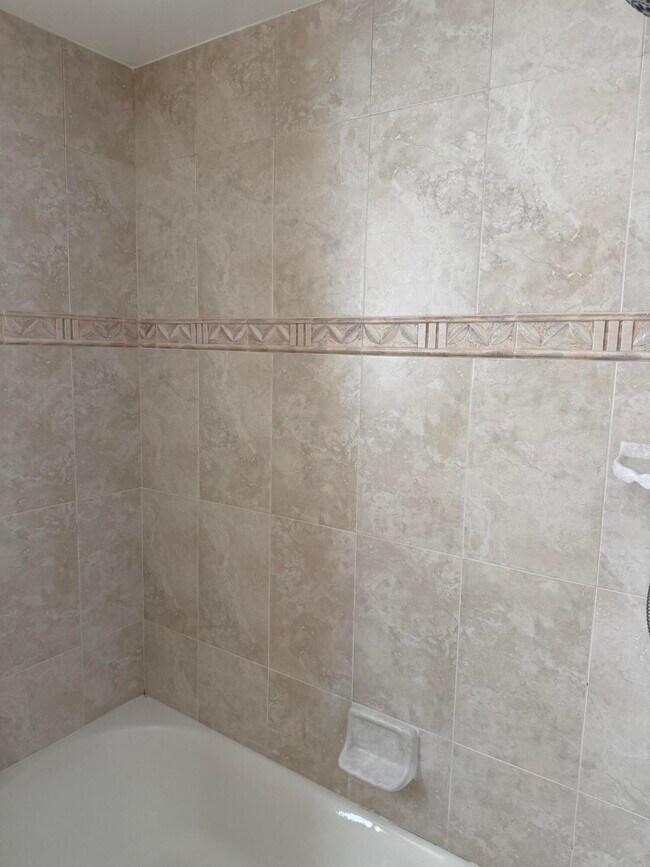 Building Photo - 3550 Kings Point Dr