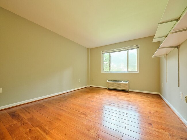 Building Photo - 4114 Davis Pl NW