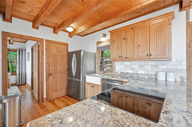 Building Photo - 424 S Sanderlin Mtn Dr