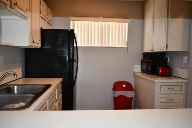 Building Photo - 2721 Garden Dr N