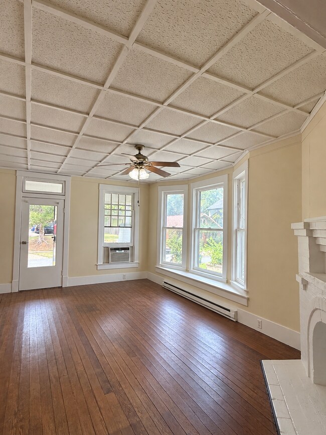 Building Photo - 739 College St