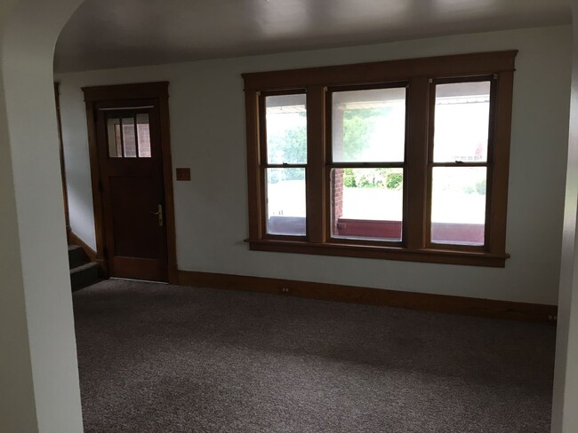 Building Photo - Awesome 3 BR 1 Bath Home with off street p...