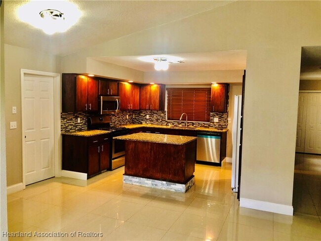 Building Photo - 4615 Lake Haven Blvd