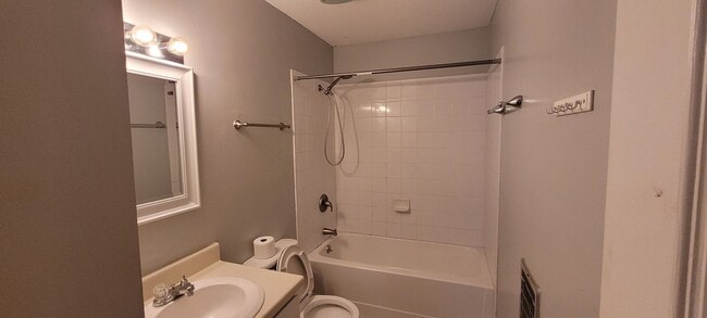 Building Photo - 523 Meadowview Dr