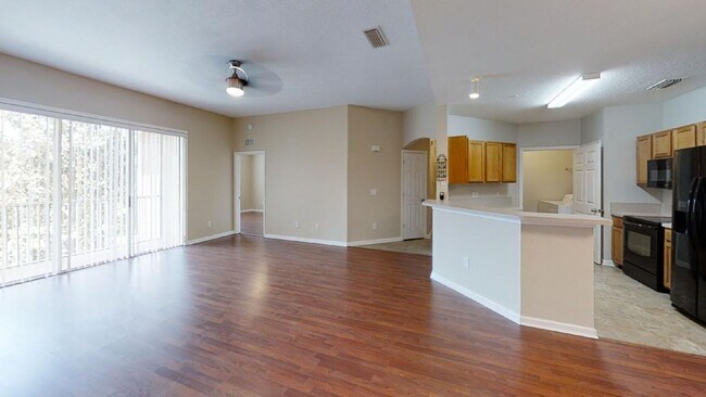 Building Photo - Beautiful and spacious two bedroom two bat...