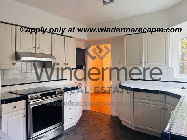 Building Photo - Charming Upper Land Park Home with Vintage...