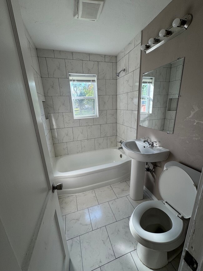 Building Photo - 3400 SE 20th St