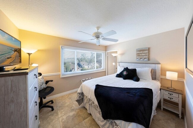 Building Photo - 30932 Colonial Pl