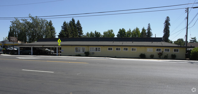 Building Photo - The Redwood Apartments
