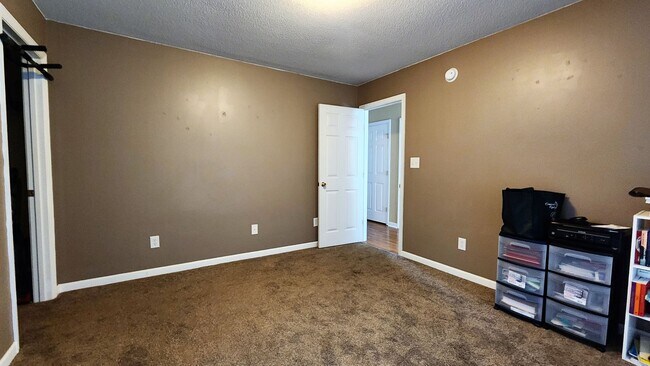 Building Photo - Beautiful 3 bed 2 1/2 bath townhome in a g...