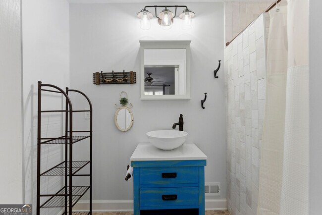 Building Photo - 302 Hascall Rd NW