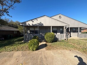Building Photo - 1104-1106 Suburban Drive