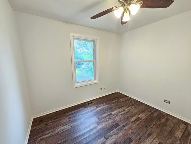 Building Photo - 571 White Birch Rd